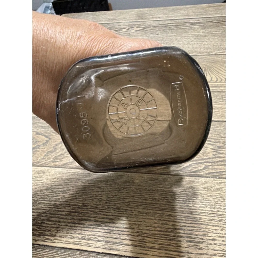 VTG Rubbermaid Brown Plastic Liquid Measuring Cup